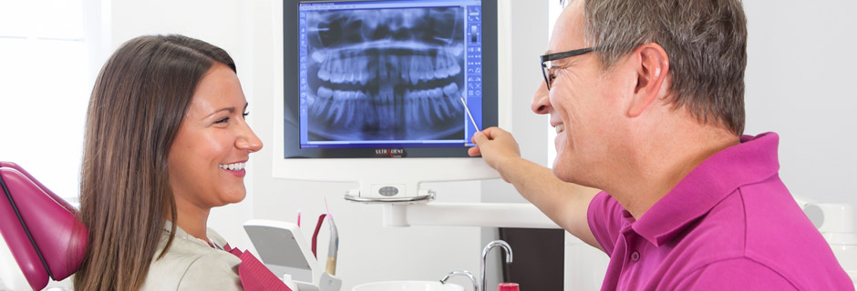 Dr. Klaus Feuchtwangen mit Praxisteam